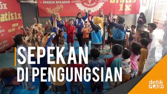  Keceriaan Anak Pengungsi Banjir