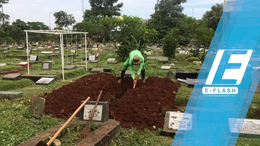 Jenazah Laila Sari Dimakamkan di Atas Jenazah Suaminya 