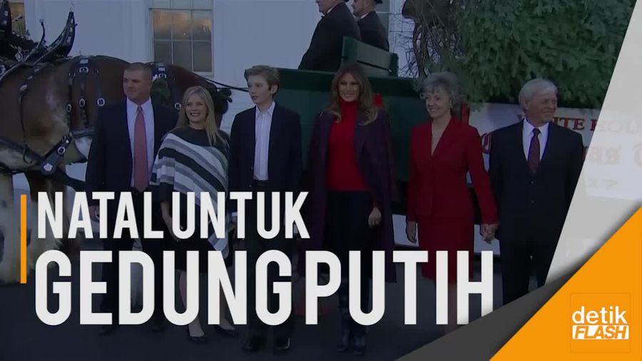 Melania Trump Sambut Pohon Natal untuk Gedung Putih