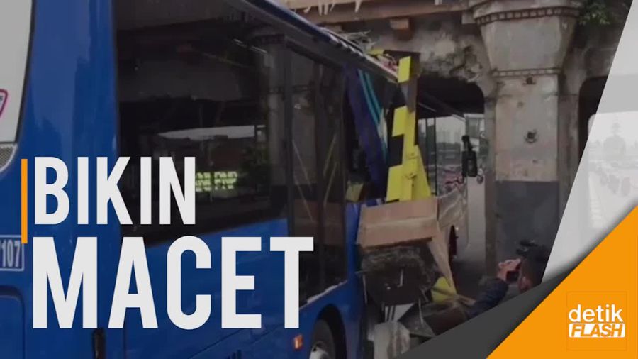 TransJakarta Nyangkut di Kolong Rel Matraman Dievakuasi 4 Jam