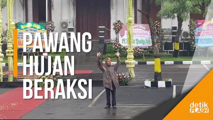Wus! Aksi Mbah Purnomo Menghalau Hujan di Polrestabes Surabaya