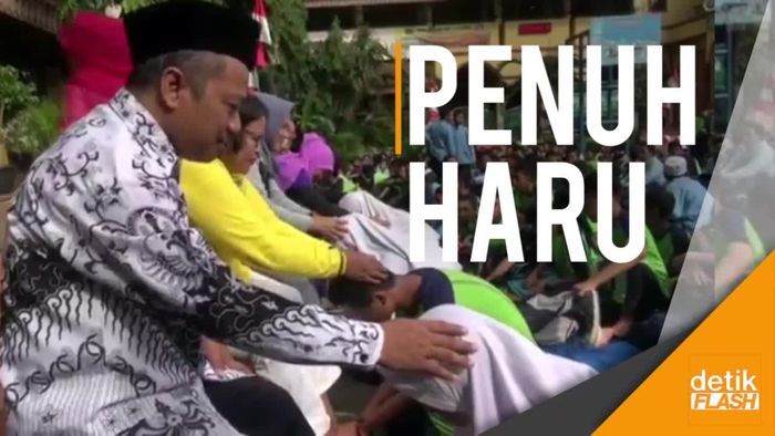 Peringati Hari Guru, Siswa SMPN 209 Sungkem dan Basuh Kaki Guru