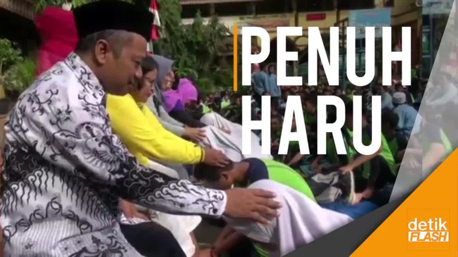Peringati Hari Guru, Siswa SMPN 209 Sungkem dan Basuh Kaki Guru
