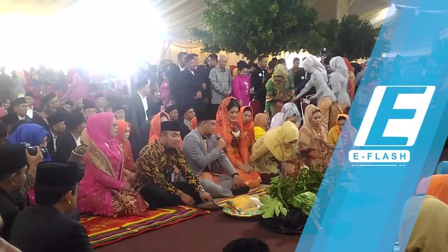 Cantiknya Kahiyang Berkebaya Oranye di Pesta Adat