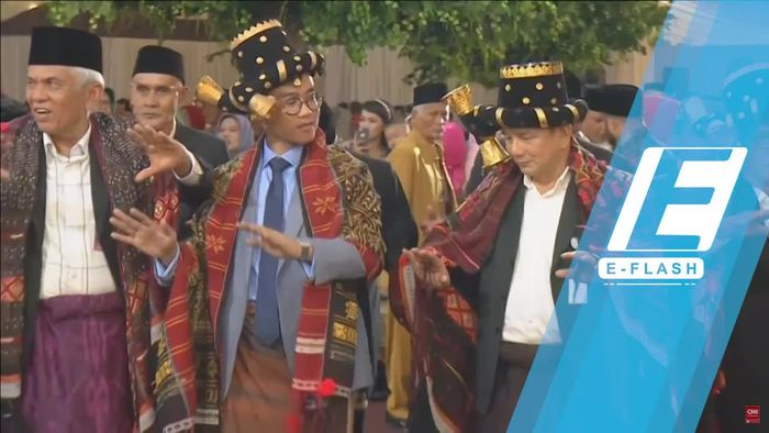 Ketika Gibran dan Ethes Tari Tor-tor di Resepsi Kahiyang-Bobby