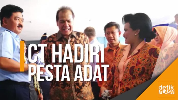 CT Datang dan Manortor di Acara Adat Kahiyang-Bobby
