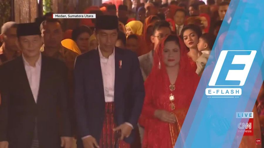 Gaya Jokowi dan Iriana di Upacara Adat Mandailing