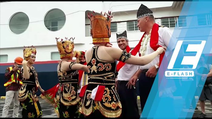 Turis Kapal Pesiar Disambut Penari Gandrung di Banyuwangi