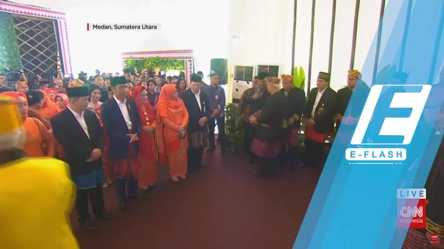 Momen Jokowi dan Iriana Disambut dengan Manortor Mundur