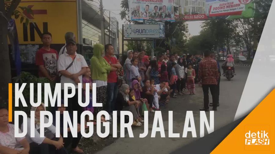 Antusias Warga Melihat Kirab Kahiyang-Bobby