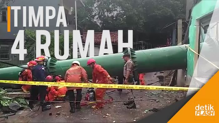 Sebuah Tower Roboh Akibat Diterjang Angin Kencang