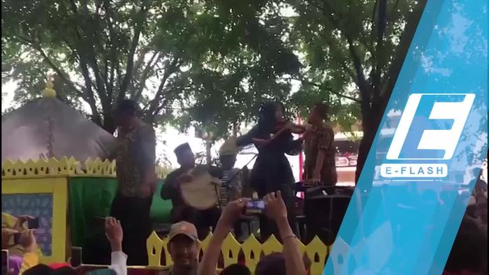 Momen Menarik Saat Kirab: Jokowi Bagikan Bingkisan, Ethes Makin Gemesin