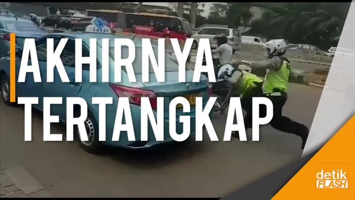Taksi Blue Bird Tabrak Motor Polisi