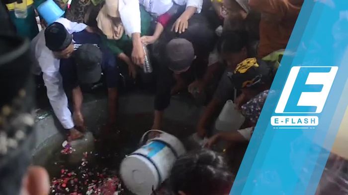 Warga Berebut Air Bekas Siraman Gong Sekati