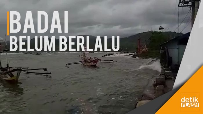 Ombak Palabuhanratu Ngamuk, Perahu Nelayan Dirusak!