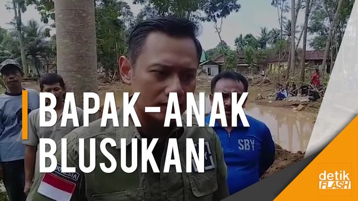 Kompak! SBY dan Mas Agus Blusukan Kunjungi Korban Banjir Pacitan