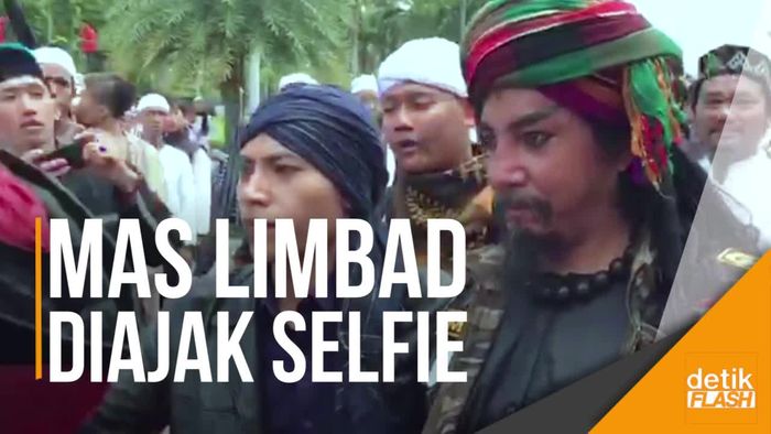 Hadir di Acara Reuni 212, Limbad Laris Diajak Selfie