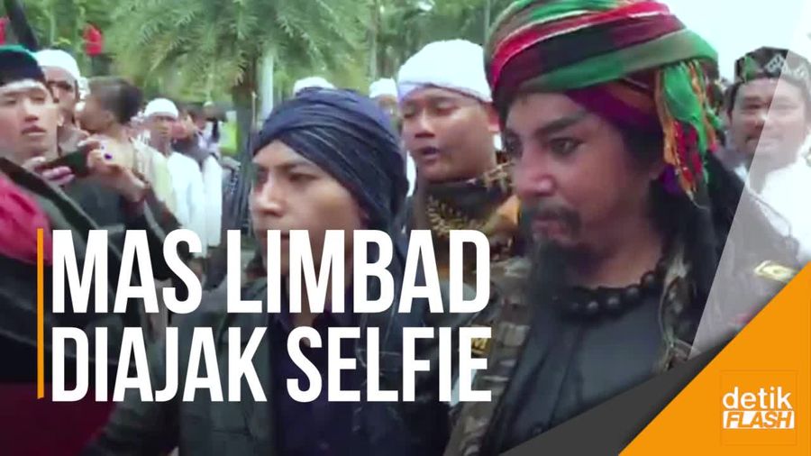 Hadir di Acara Reuni 212, Limbad Laris Diajak Selfie