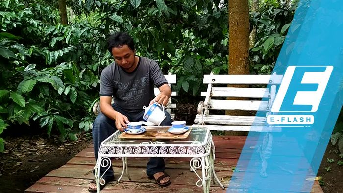 Ngopi di Tengah Keboen Kopi Karanganyar Blitar