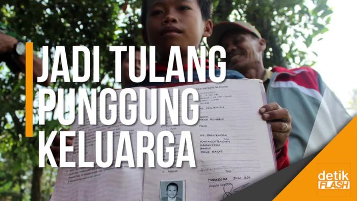 Kisah Sedih Bocah Penjual Kerupuk: Ibunya Hamil, Tinggal di Gubuk