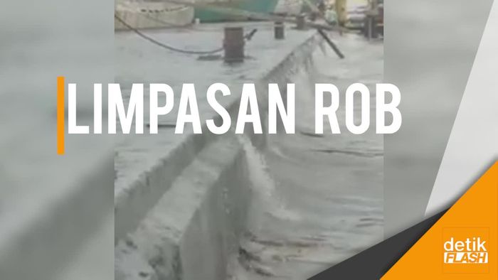 Air Laut Pasang Luber ke Permukiman di Penjaringan