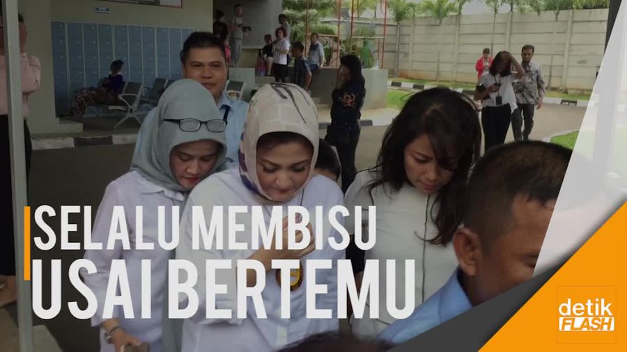 Lagi, Istri Novanto Diam Seribu Bahasa Usai Jenguk Suaminya
