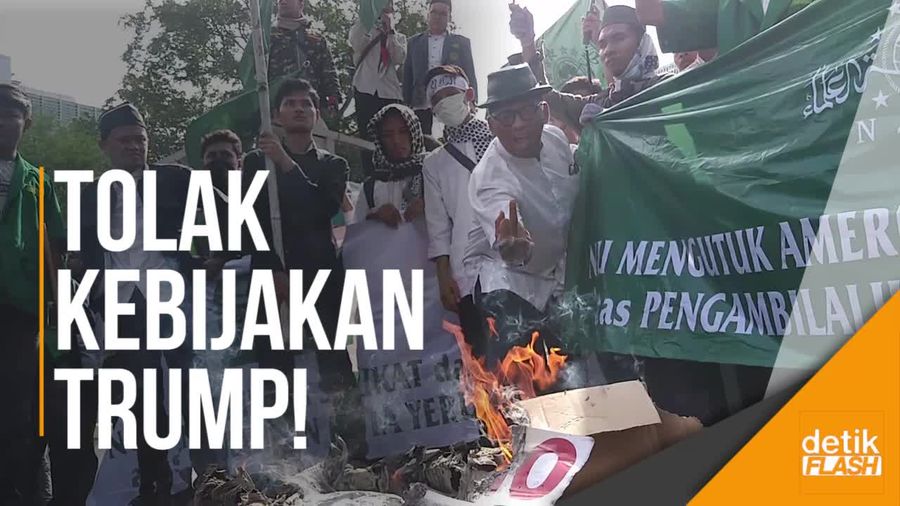 Massa Gelar Aksi Bakar Ban di Depan Kedubes AS!