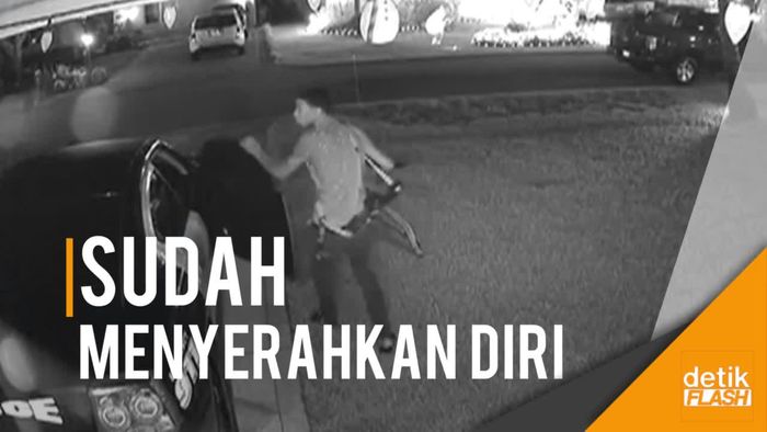 Terciduk... Aksi Remaja Maling Senjata Polisi Terekam Kamera CCTV