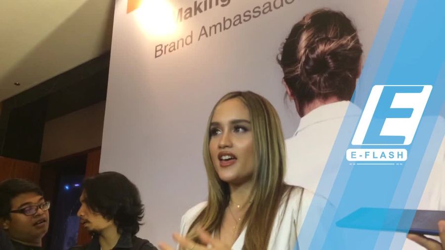 Balik ke Indonesia, Cinta Laura Main Film bareng Raditya Dika