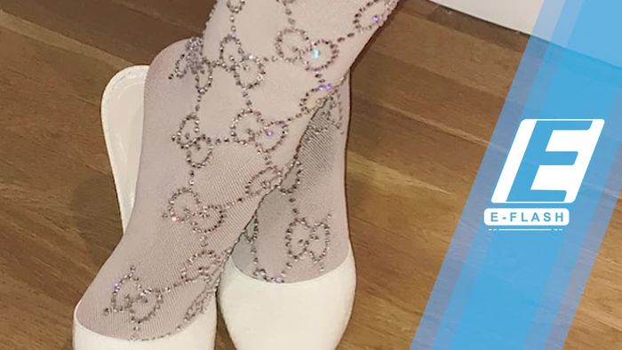 Gaya Rihanna Pakai Kaus Kaki Seharga Rp 18 Juta