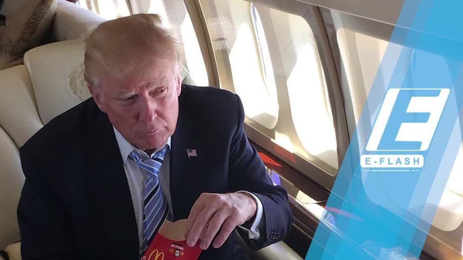 Yumm! Donald Trump Doyan Banget Makan Fast Food