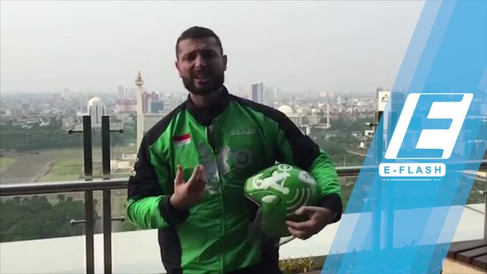 Viral! Driver Go-Jek Bule Jemput Penumpang Pakai Ferrari