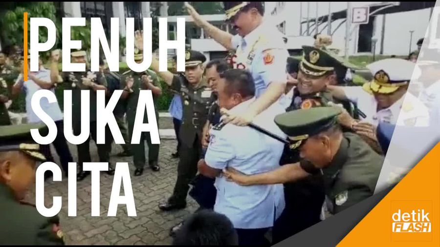 Momen Panglima Hadi Digendong Rekan Seangkatannya