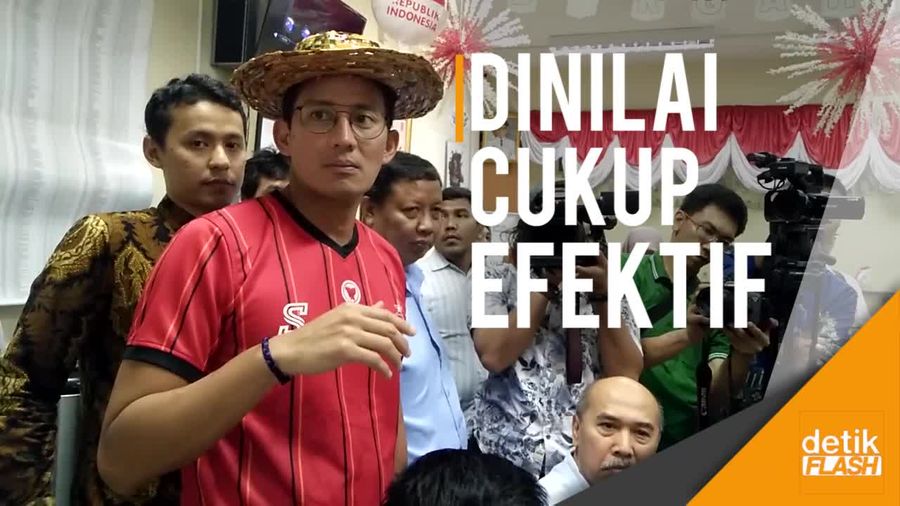 Sandi Cek Aduan Warga di Kecamatan, Berkaus Persija dan Sandal Jepit