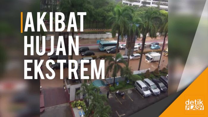 Herannya Warga Ketika Jalan Rasuna Said Terendam Banjir