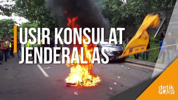 Aksi Bakar Ban Warnai Demo Bela Palestina di Surabaya