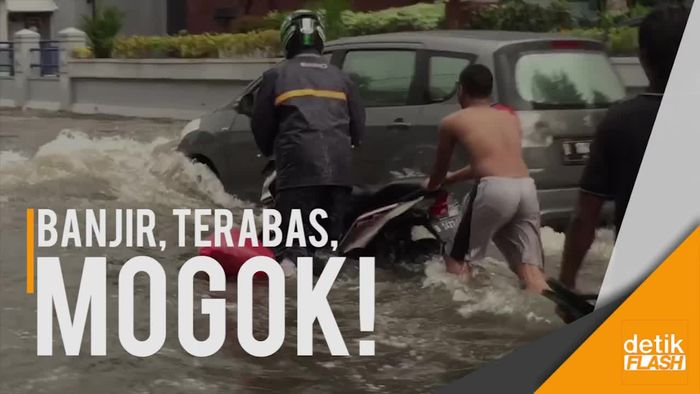 Nekat Terobos Banjir di Jatinegara, Motor Pengendara Ini Mogok