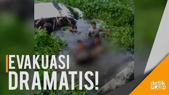 Kecelakaan Mengerikan, Mobil Terbalik dan Nyaris Tenggelam di Parit