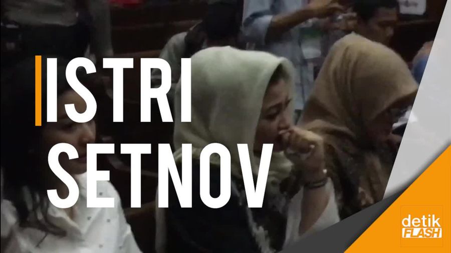 Istri Saksikan Setnov Diseret ke Kursi Panas