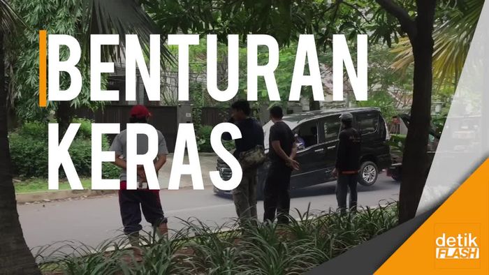 Dua Mobil Nissan Tabrakan dan Terguling dekat Kediaman Wapres JK