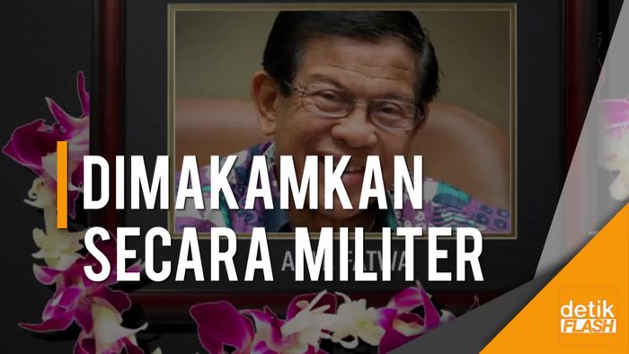 Melihat Karangan Bunga dan Persiapan Upacara Militer AM Fatwa
