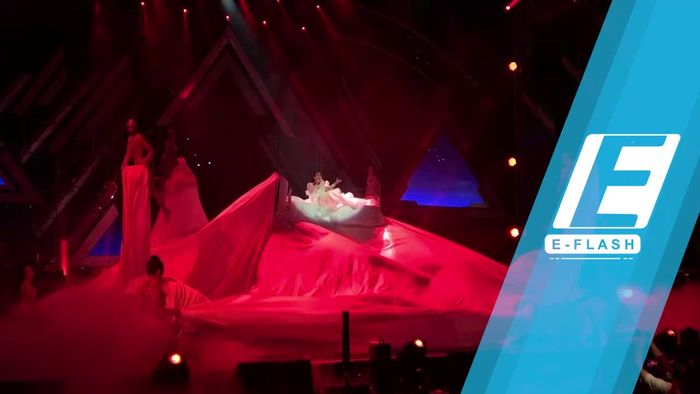 Ulala.. Syahrini Terbang Pakai Kasur di HUT Transmedia