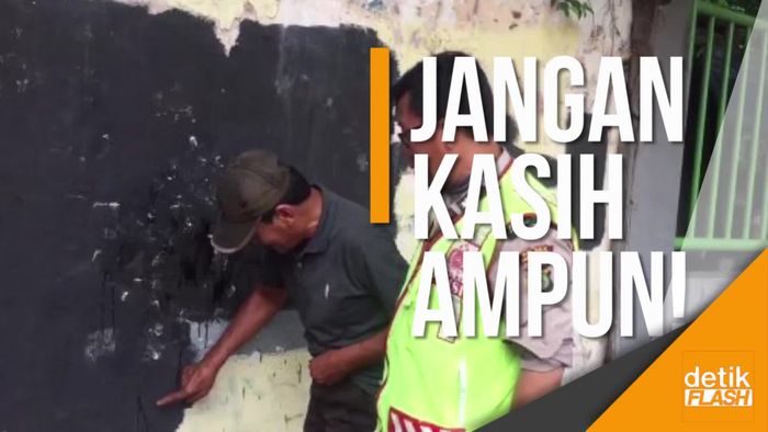 Lagi, Bripka Sugino Pergoki Sopir Angkot Kencing Sembarangan!