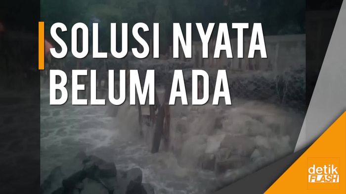 Lagi dan Lagi! Tanggul Kali Pulo Jebol, Warga Jati Padang Kebanjiran