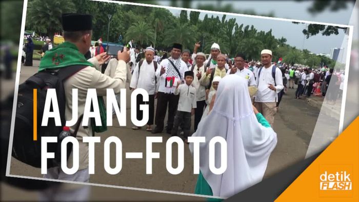 Cekrek! Gaya Peserta Aksi Bela Palestina di Monas
