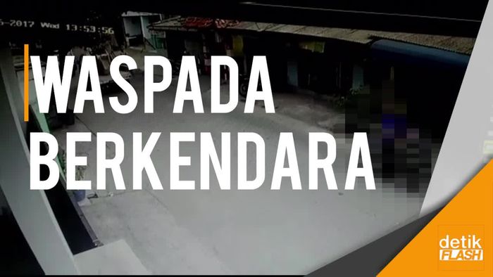 Ngeri! Video Penyeberang Jalan Tertabrak Motor Hingga Mental