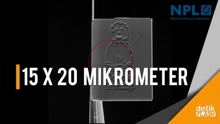 Mikroskopik! Ini Penampakan Kartu Ucapan Natal Terkecil di Dunia