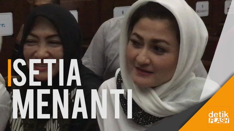 Ekspresi Istri Novanto Nantikan Detik-detik Sidang Dimulai