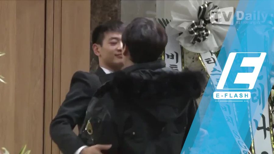 Pelukan Hangat Minho ‘SHINee’ untuk Para Pelawat Jonghyun 