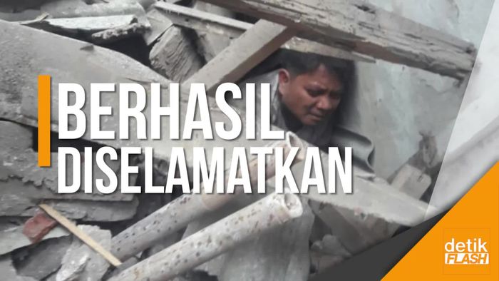 Dramatis! Evakuasi Korban Terjepit Tembok Roboh SMPN 32 Jakarta